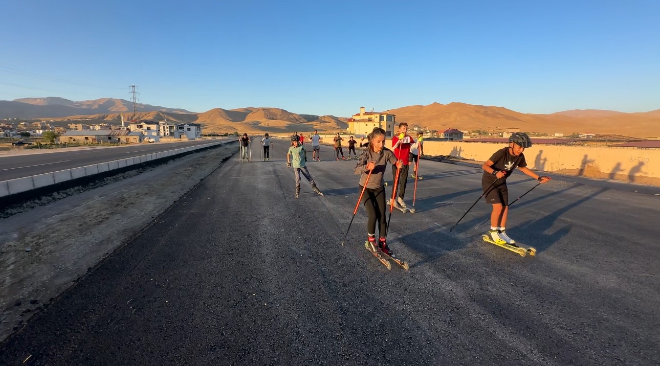 yuksekovali-kayakcilar-can-guvenligi-olmayan-yollarda-ter-dokuyor