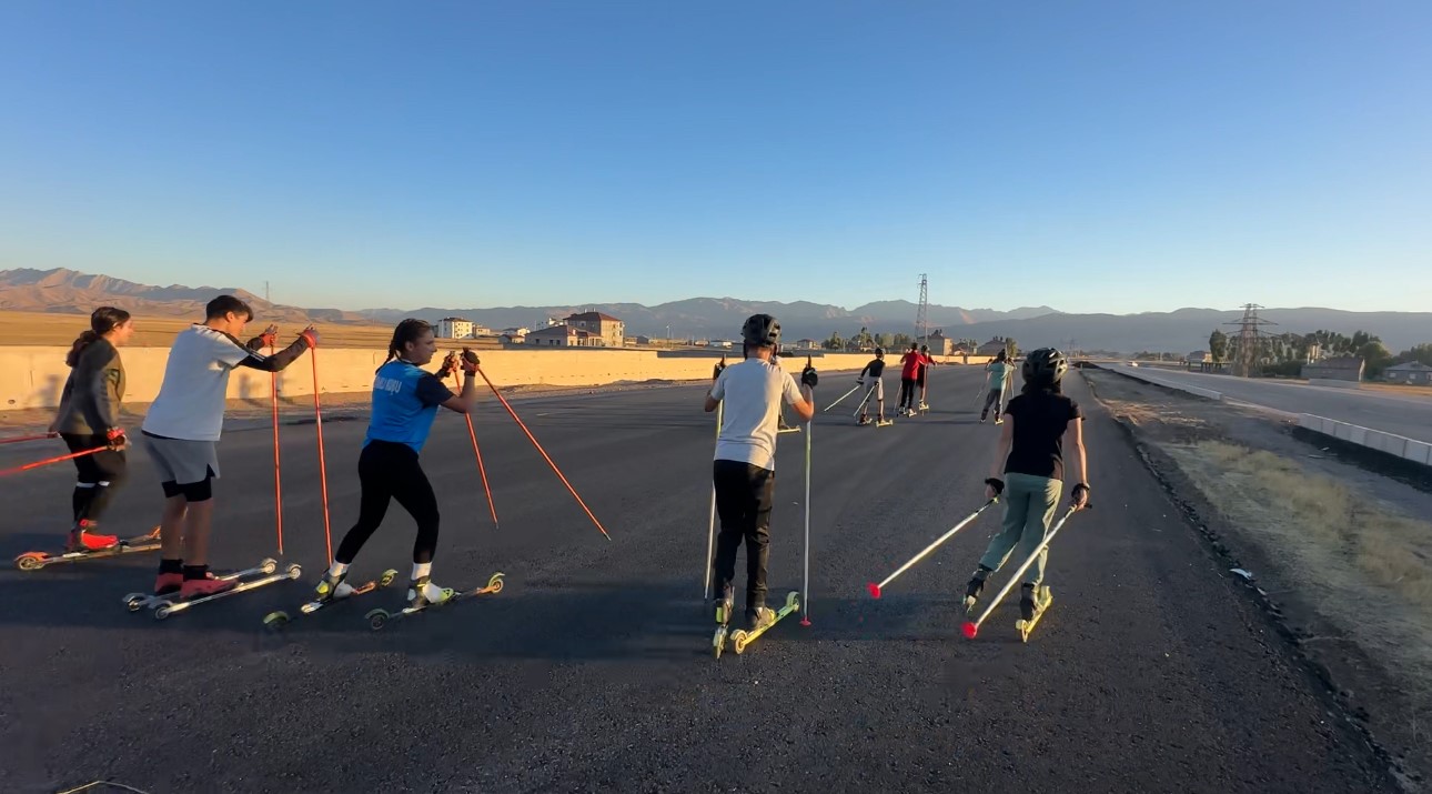 yuksekovali-kayakcilar-can-guvenligi-olmayan-yollarda-ter-dokuyor