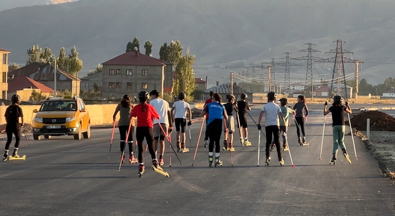 yuksekovali-kayakcilar-can-guvenligi-olmayan-yollarda-ter-dokuyor