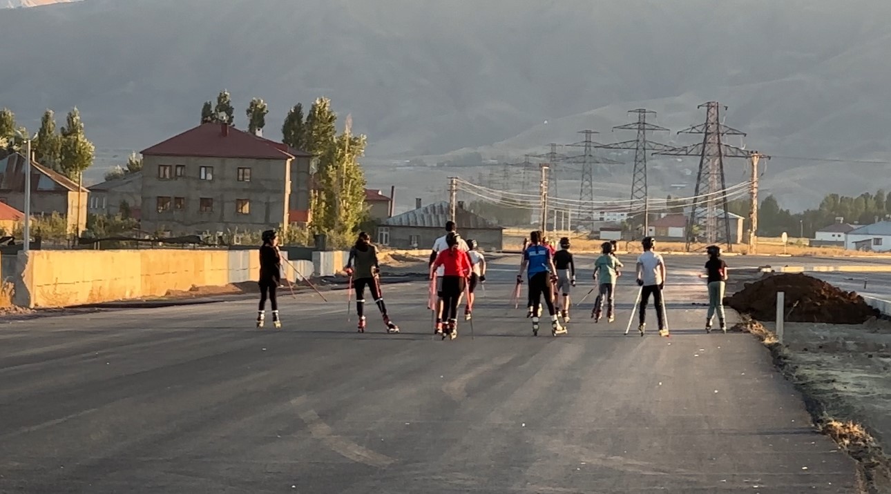 yuksekovali-kayakcilar-can-guvenligi-olmayan-yollarda-ter-dokuyor