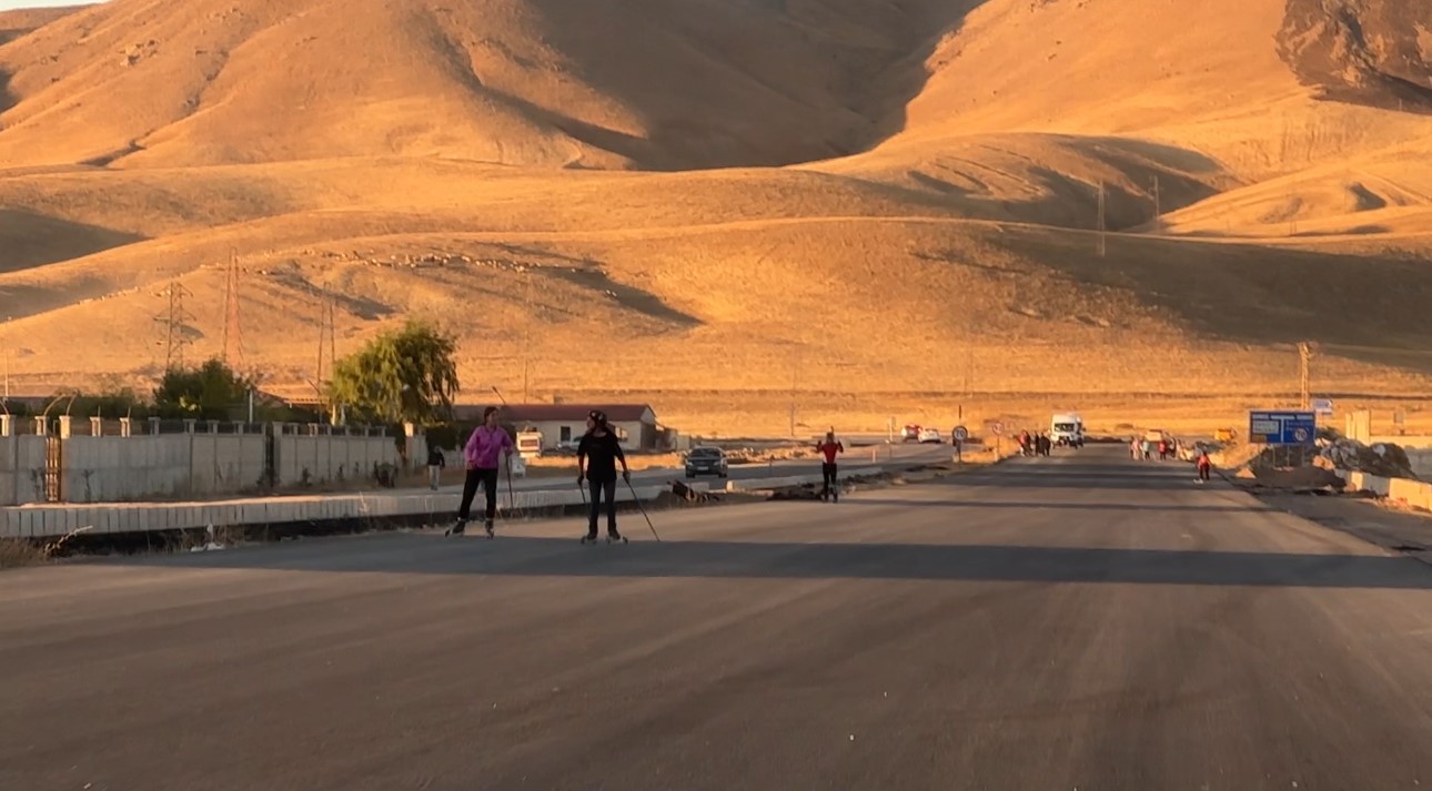 yuksekovali-kayakcilar-can-guvenligi-olmayan-yollarda-ter-dokuyor