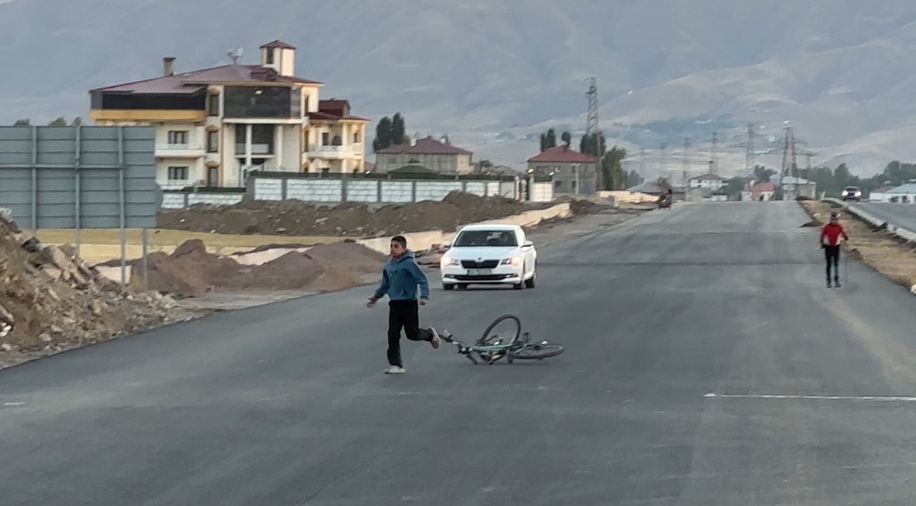 yuksekovali-kayakcilar-can-guvenligi-olmayan-yollarda-ter-dokuyor