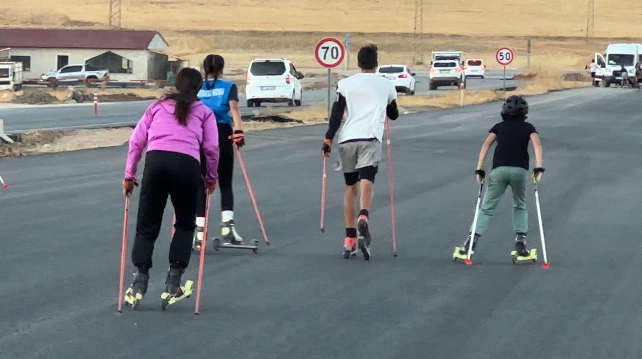 yuksekovali-kayakcilar-can-guvenligi-olmayan-yollarda-ter-dokuyor