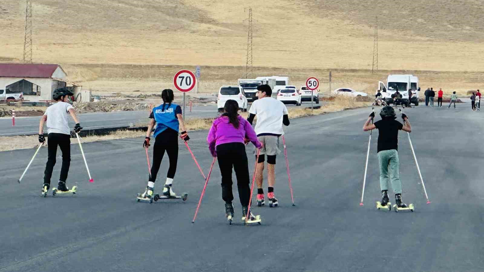 yuksekovali-kayakcilar-can-guvenligi-olmayan-yollarda-ter-dokuyor