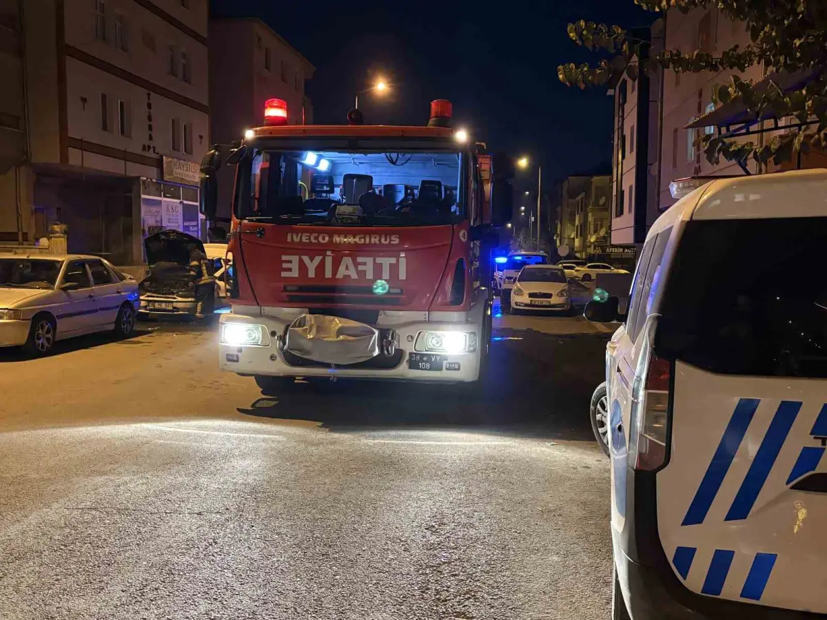 Kayseri'de kontağa basılan otomobil alev alev yandı 4