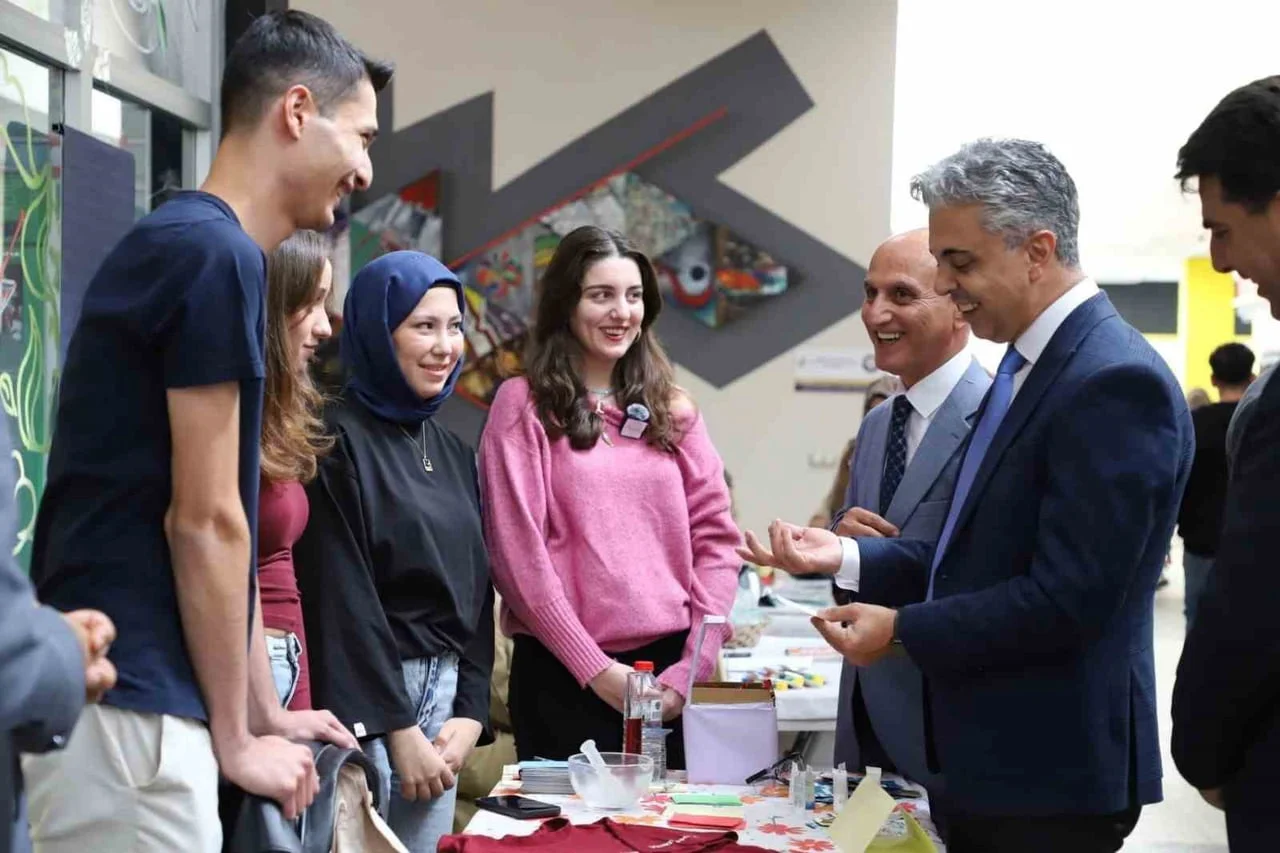 REKTÖR KUYRUKLUYILDIZ, ÖĞRENCİ KULÜPLERİNİN TANITIM STANTLARINI ZİYARET ETTİ