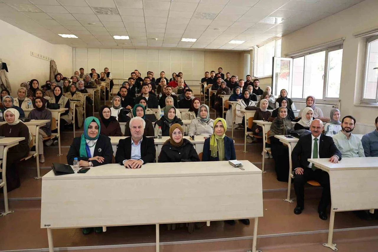 DÜZCE ÜNİVERSİTESİ İLAHİYAT FAKÜLTESİ ÖĞRENCİLERİNİN DERSİNE KONUK OLAN REKTÖR PROF. DR. NEDİM...