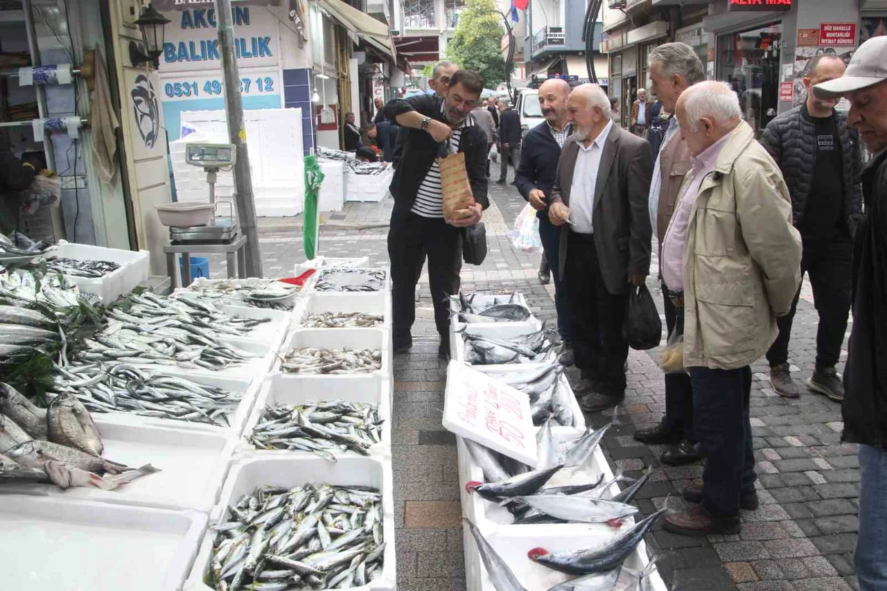 KARADENİZ'DE PALAMUT AVININ BOLLAŞMASIYLA BİRLİKTE FİYATLAR YARI YARIYA DÜŞTÜ. YAKLAŞIK 800-900...