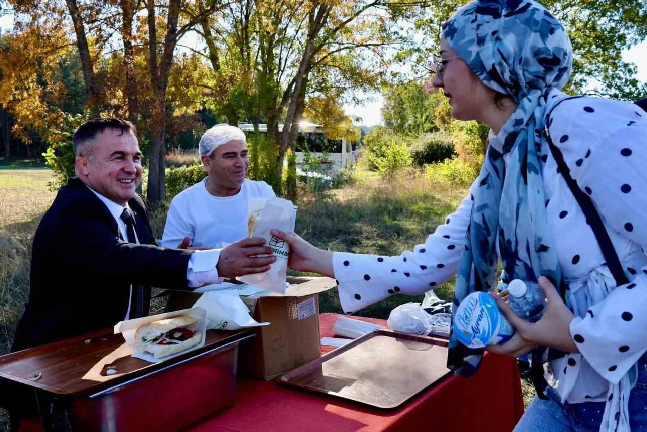 BİLECİK'TE GENÇLERE KÖFTE MOLASI