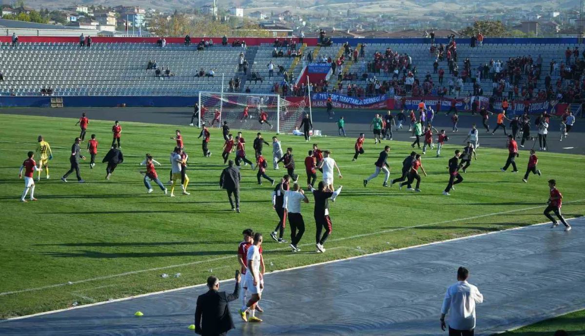 Kırıkkale FK maçında son dakika golü sonrası çocuk taraftarlar sahaya koştu 1