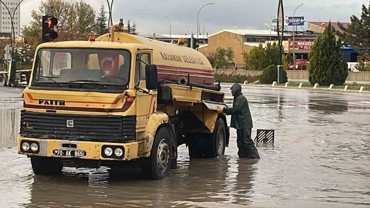 Karaman'da şiddetli sağanak yolları göle çevirdi 3