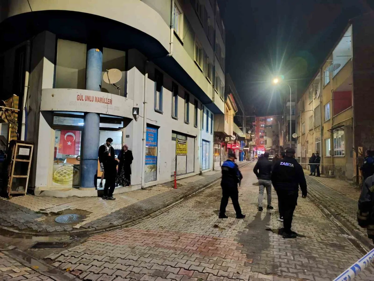 Afyonkarahisar'da fayansları çatlayan 4 katlı bina tahliye edildi 1