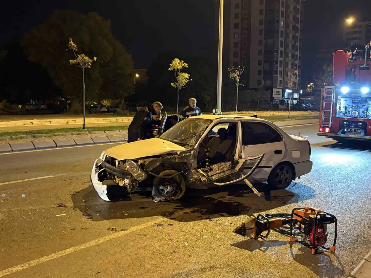 Kayseri'de ağaca çarpan otomobilde sıkışan sürücüyü itfaiye kurtardı 2