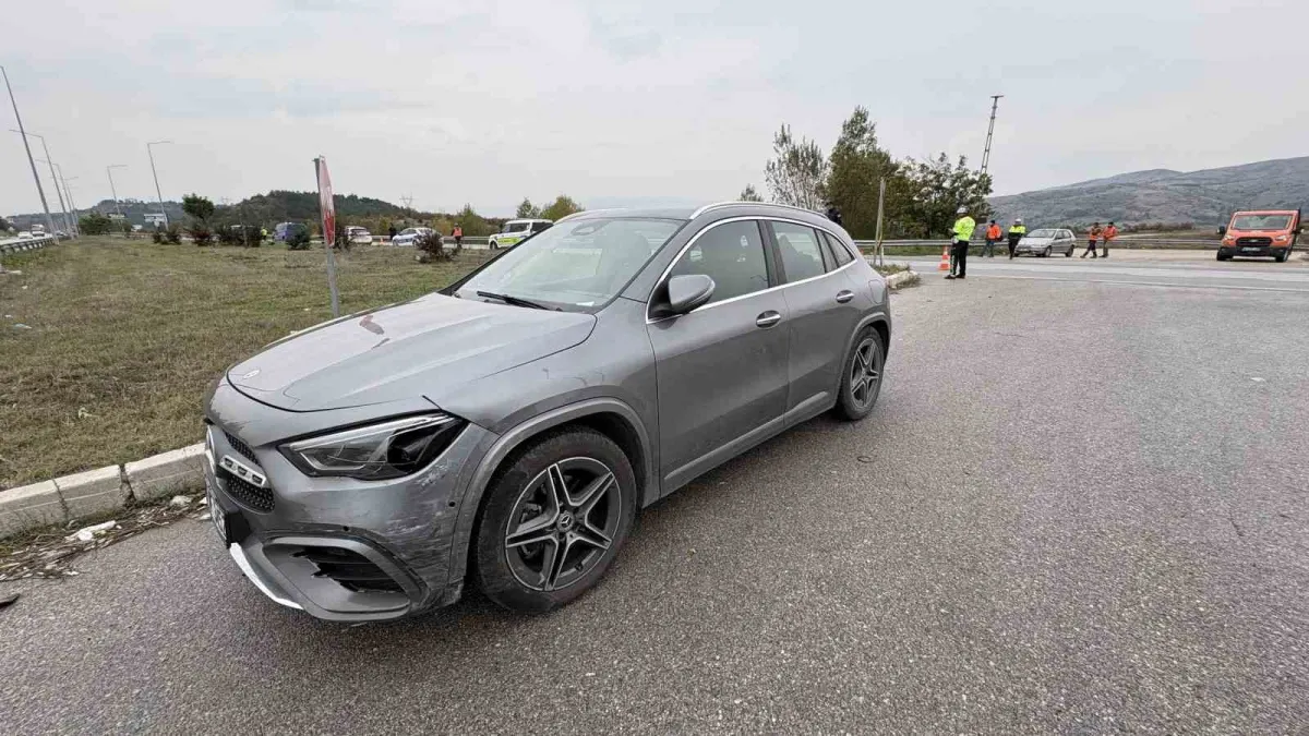Çorum'da hafif ticari araç ile otomobil kavşakta çarpıştı 3