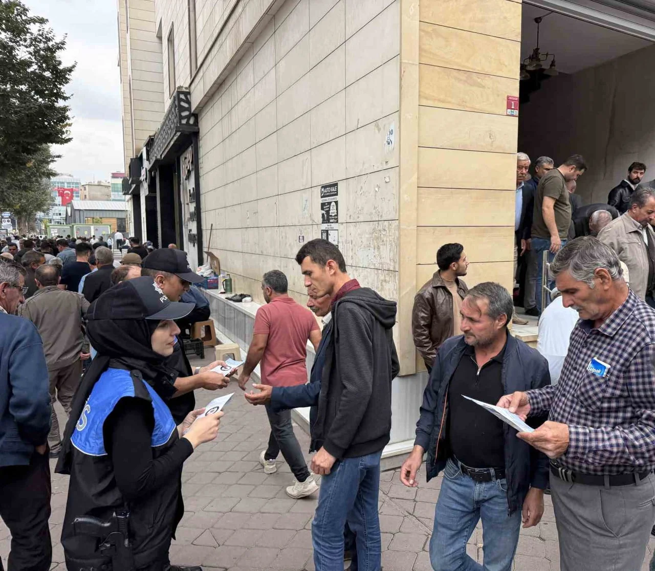 IĞDIR'DA POLİS EKİPLERİ, CUMA NAMAZI ÇIKIŞINDA VATANDAŞLARA DOLANDIRICILIK YÖNTEMLERİNE KARŞI...