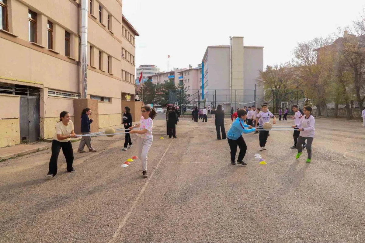 Bayburt'taki 4 okulda 'Maarifin Kalbinde Oyun' etkinliği düzenlendi 3