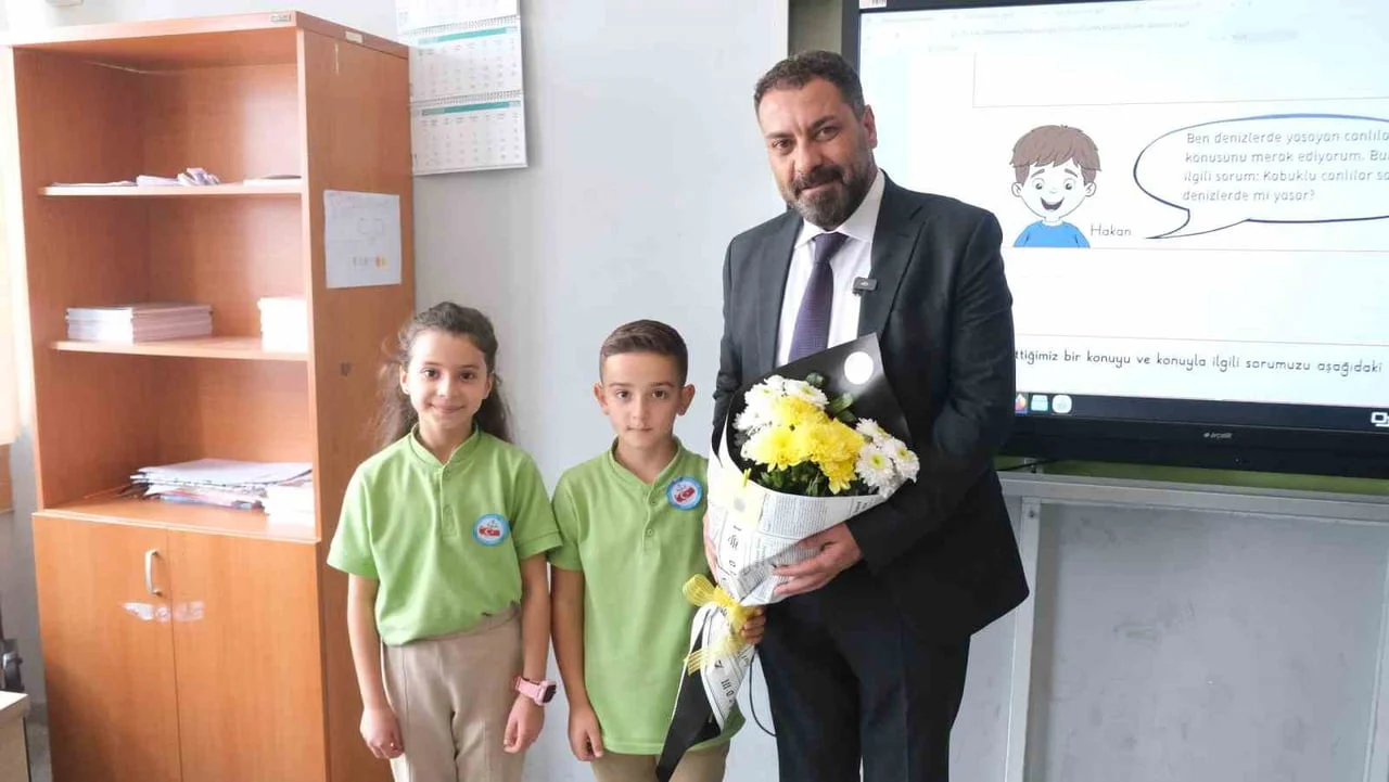 YOZGAT'IN SORGUN İLÇESİNDE BULUNAN MİLLİ EGEMENLİK İLKOKULU'NDA SINIF BAŞKANI SEÇİLEN EMİR KASIM...