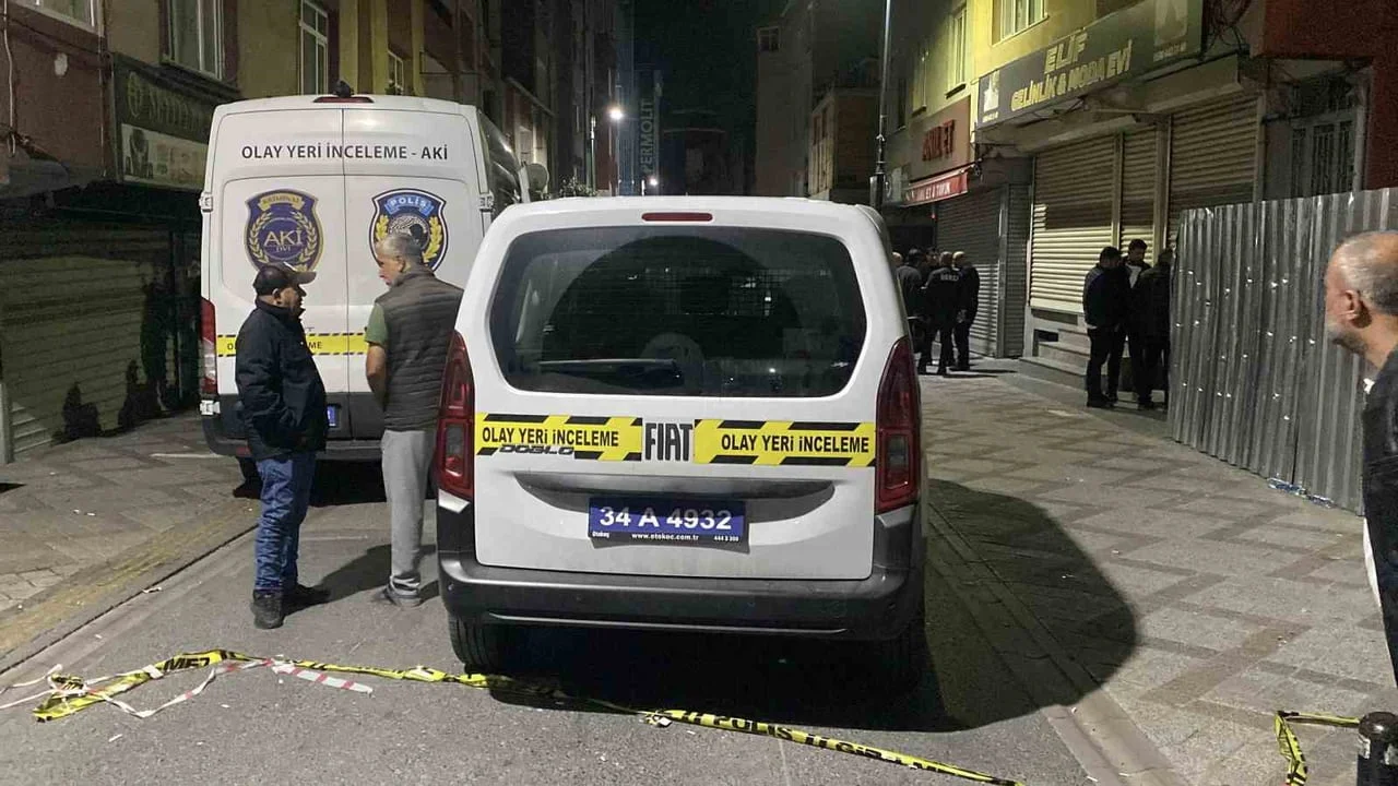 BAĞCILAR’DA SOKAKTA YÜRÜYEN BİR KİŞİ, KİMLİĞİ HENÜZ BELİRLENEMEYEN BİR ŞAHSIN SİLAHLI SALDIRISINA...