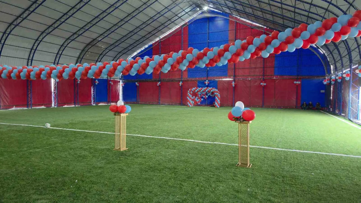Aksaray'daki Trabzonspor sevdalısı köye bordo-mavi halı saha 3