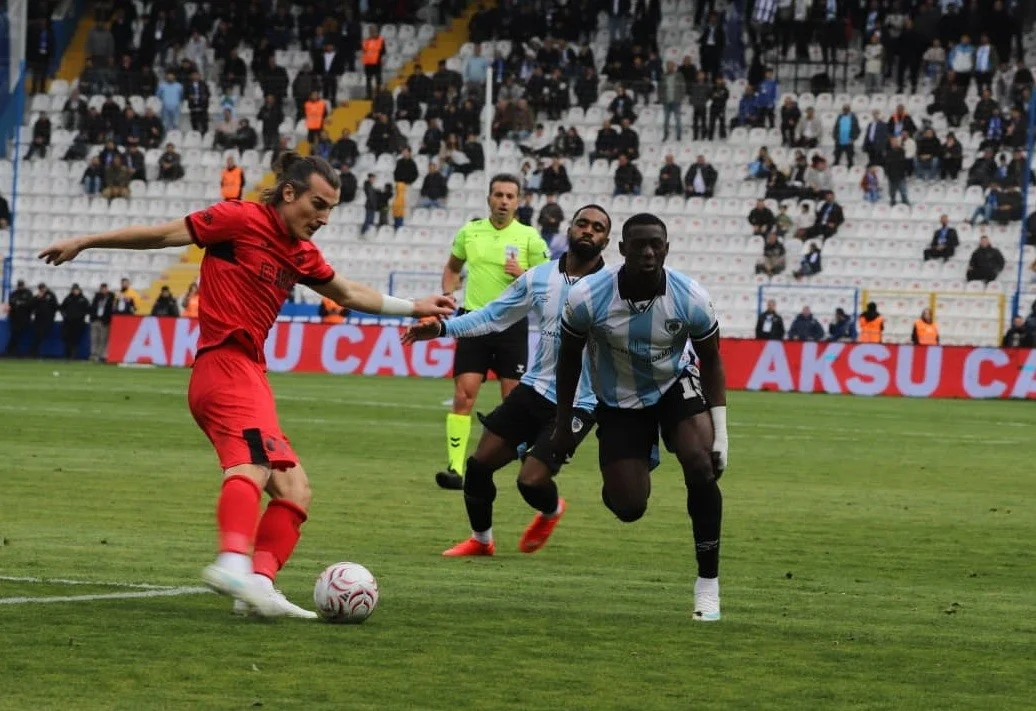 Trendyol Süper Lig'de Erzurumspor FK sahasında Çorum FK'ya 3-1 mağlup oldu 1