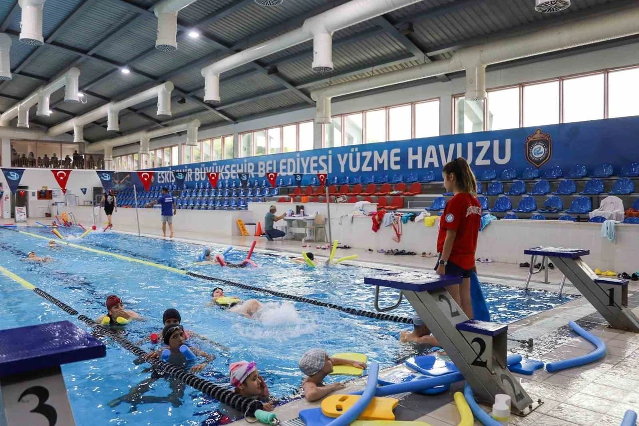 ESKİŞEHİR BÜYÜKŞEHİR BELEDİYESİ, ÇOCUKLARI VE YETİŞKİNLERİ SPORLA BULUŞTURMAYA DEVAM EDİYOR....