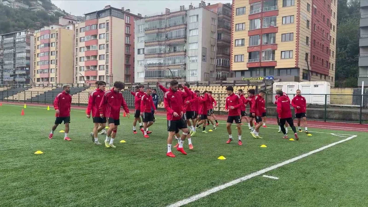 KARŞILAŞMA ÖNCESİ KİLİMLİ ŞEHİR STADI'NDA HAZIRLIKLARINI TAMAMLAYAN ZONGULDAK TEMSİLCİSİNDE...
