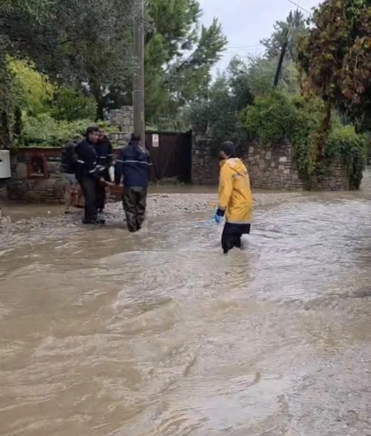 Bodrum'da sağanak su baskınlarına yol açtı: Mahsur kalan hamile kadın sedyeyle kurtarıldı 1