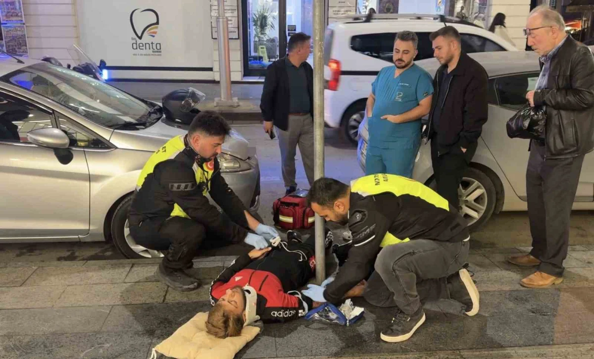Samsun'da iki otomobilin arasından geçmeye çalışan motosikletli yaralandı 3