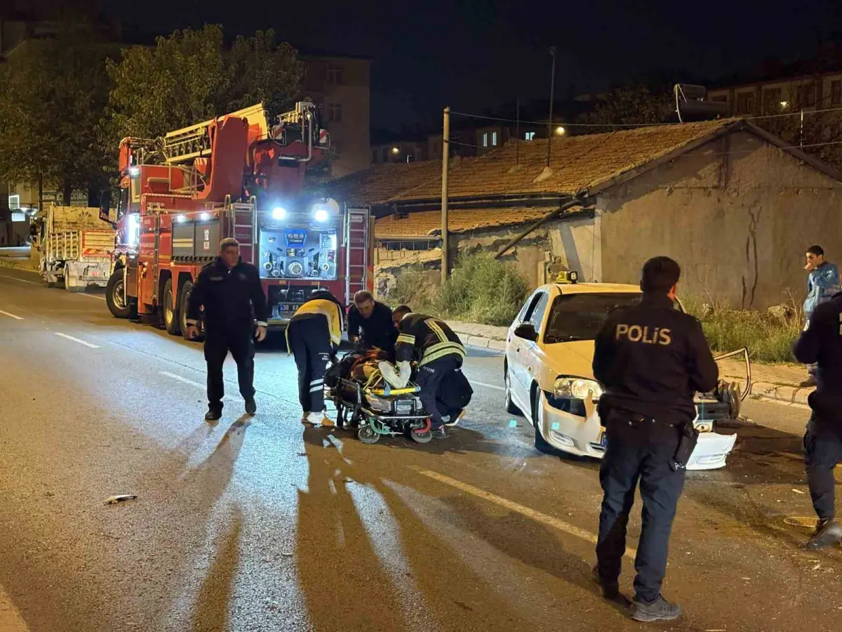 Kayseri'de ağaca çarpan otomobilde sıkışan sürücüyü itfaiye kurtardı 3
