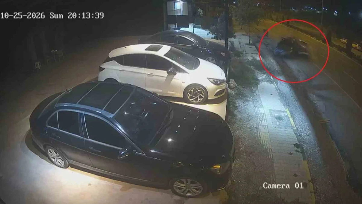 Antakya'da kontrolden çıkan otomobil park halindeki araca çarptı 5
