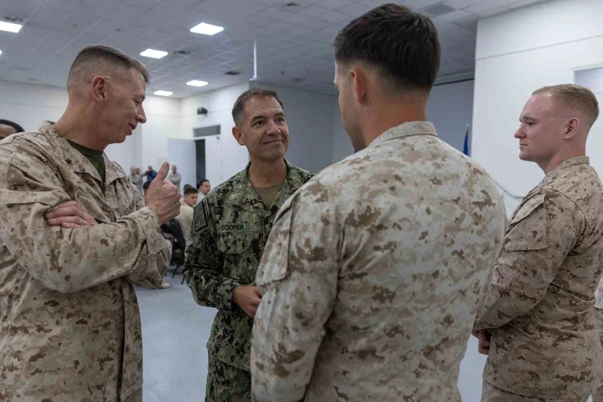 CENTCOM Komutanı Cooper Hürmüz Boğazı'nda askeri helikopterle denetim uçuşu yaptı 2
