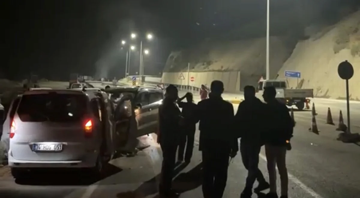 Yüksekova'da yaşanan iki ayrı trafik kazasında 2'si ağır 9 kişi yaralandı 1