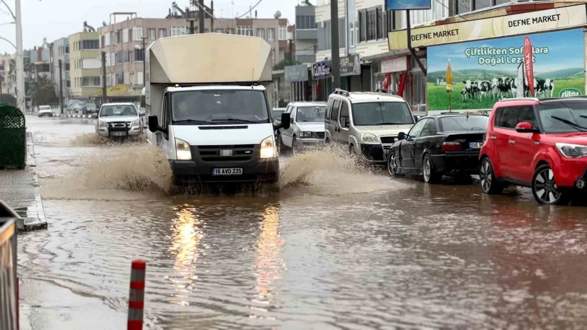 Karacabey'de sağanak su baskınlarına yol açtı: Göle dönen sokaklarda balık tuttular 2