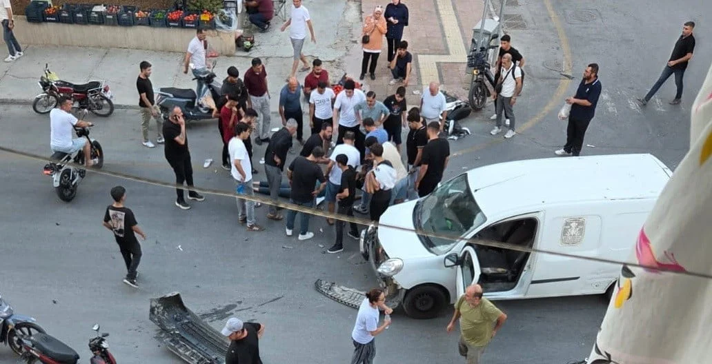MERSİN’İN TARSUS İLÇESİNDE HAFİF TİCARİ ARAÇ İLE MOTOSİKLETİN ÇARPIŞMASI SONUCU MEYDANA GELEN...