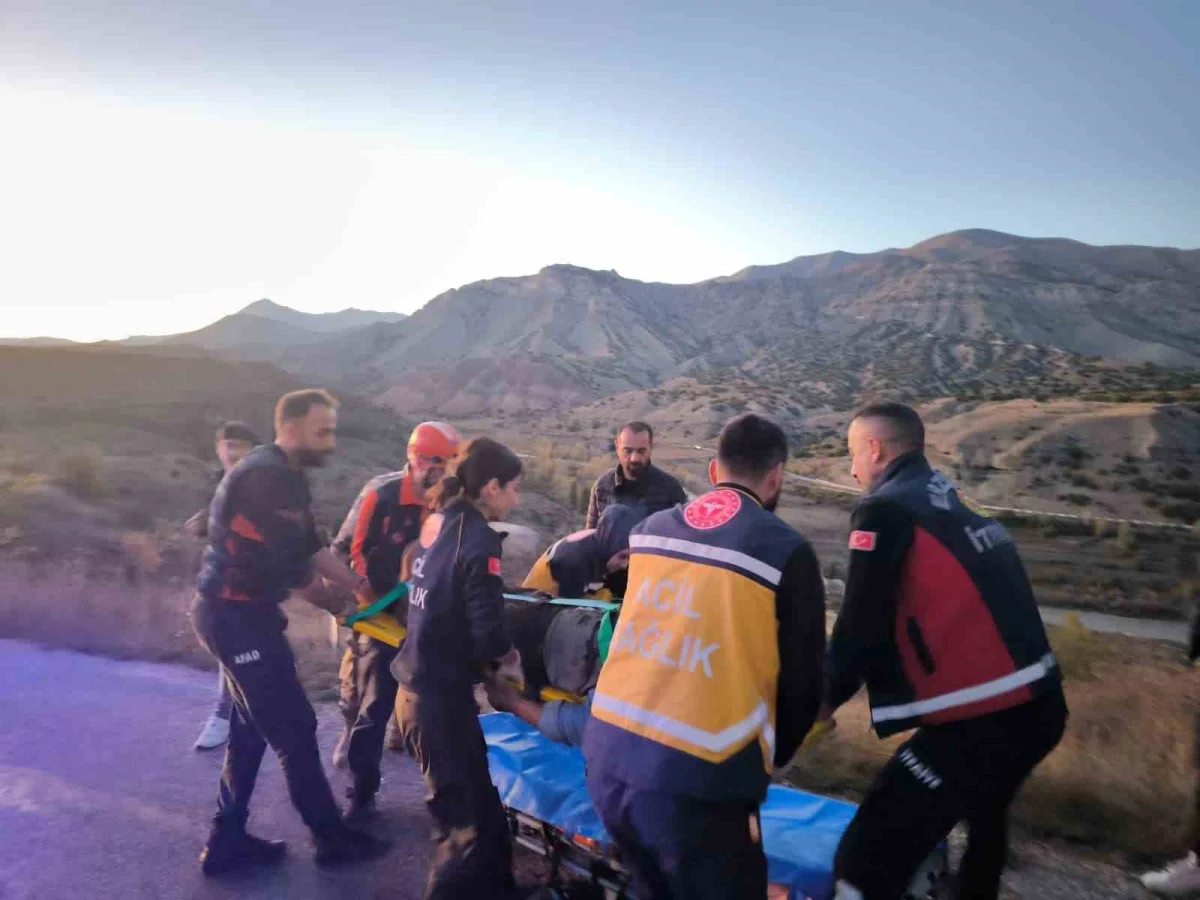 Erzincan'da devrilen traktörün altında sıkışan sürücü kurtarıldı 1