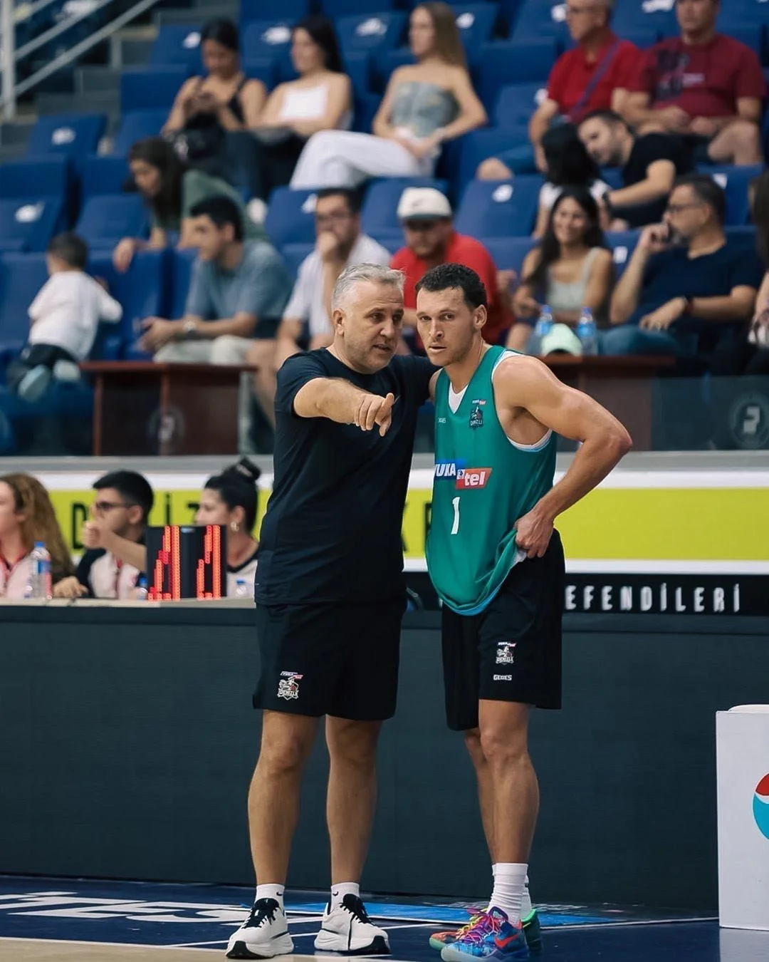 Y. DENİZLİ BASKET BAŞANTRENÖRÜ ZAFER AKTAŞ, YOĞUN MAÇ TEMPOSUNDA OYUNCULARINI MÜMKÜN OLDUĞUNCA...
