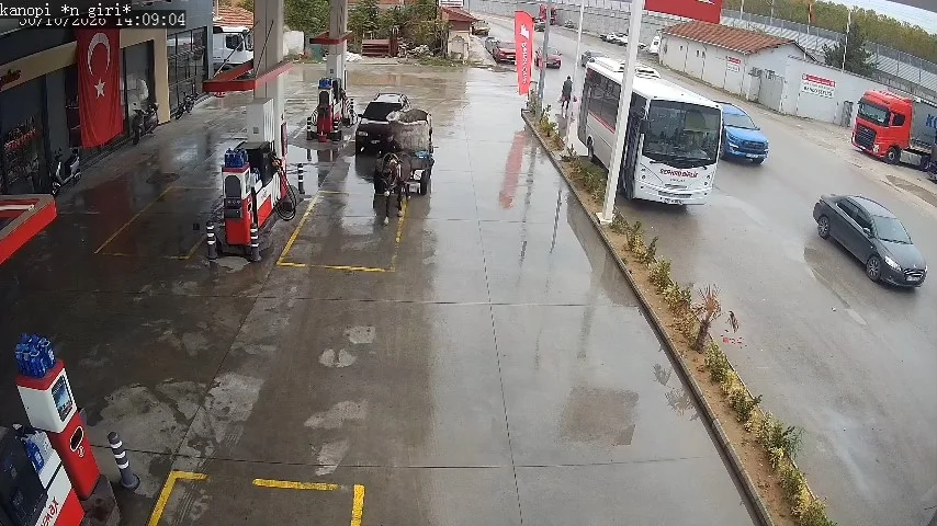 Edirne'de yakıtı biten aracı at arabasıyla 2 kilometre çektiler 2