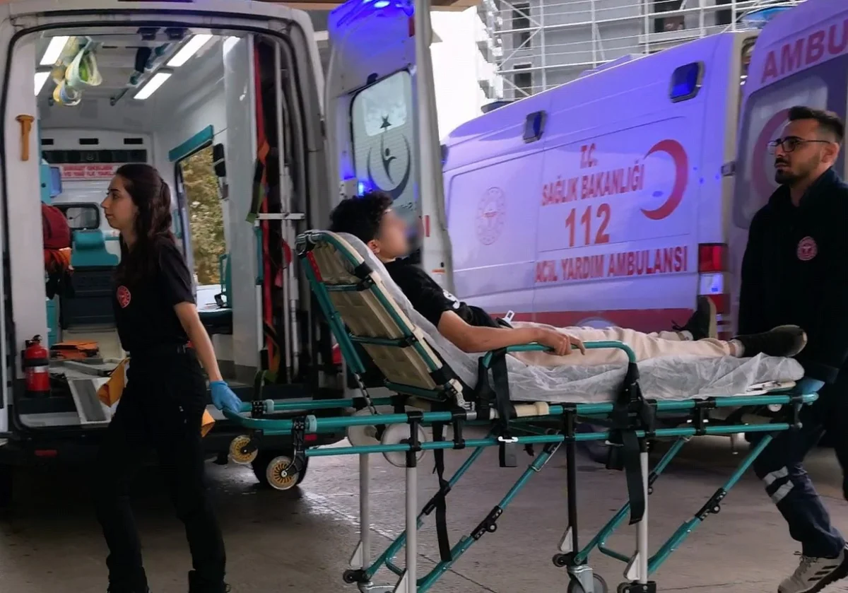 İnegöl'de duvardan atlamak isteyen çocuğun karnına tel saplandı 3