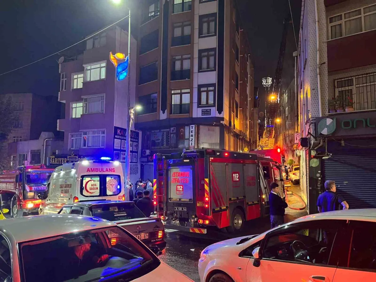 Esenler'de 5 katlı binanın çatısında korkutan yangın 2