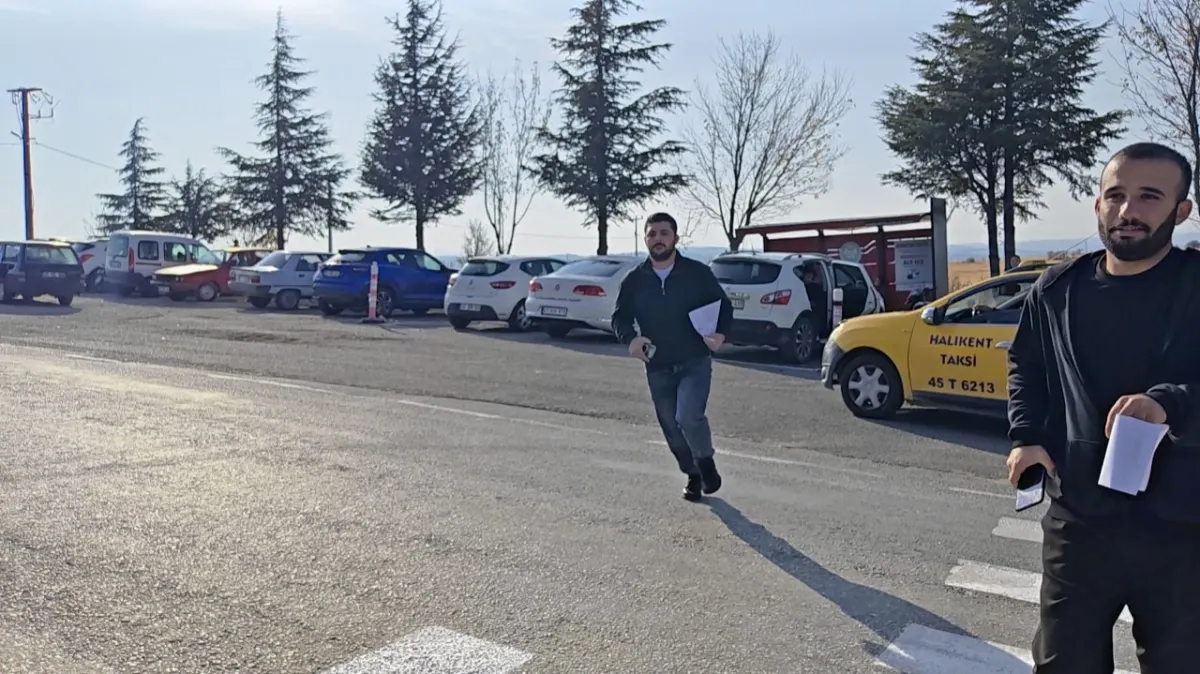 Demirci'de yolda kalan KPSS adaylarını jandarma son dakikada sınava yetiştirdi 2