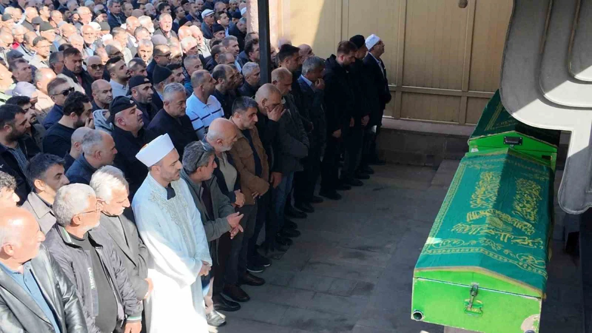 Oltu'da kalp krizi geçiren esnaf Ahmet Turan son yolculuğuna uğurlandı 2