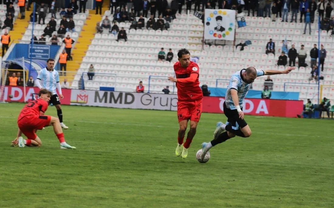 Trendyol Süper Lig'de Erzurumspor FK sahasında Çorum FK'ya 3-1 mağlup oldu 3