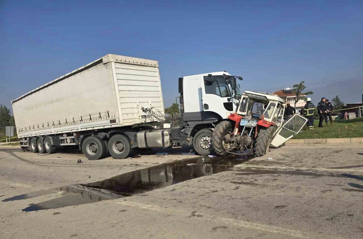 Tokat'ın Erbaa ilçesinde askeri tır ile traktör çarpıştı: 2 ölü, 1 yaralı 2