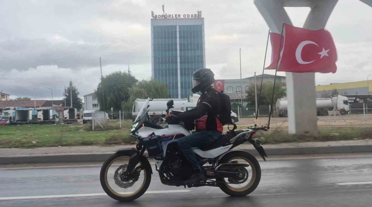 Eskişehir'de motosiklet sürücüsü 29 Ekim coşkusunu yollara taşıdı 3