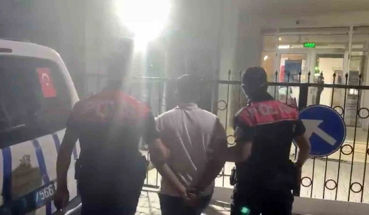 İZMİR'DE, HAKKINDA HIRSIZLIK SUÇUNDAN 14 YIL 10 GÜN KESİNLEŞMİŞ HAPİS CEZASI BULUNAN FİRARİ...