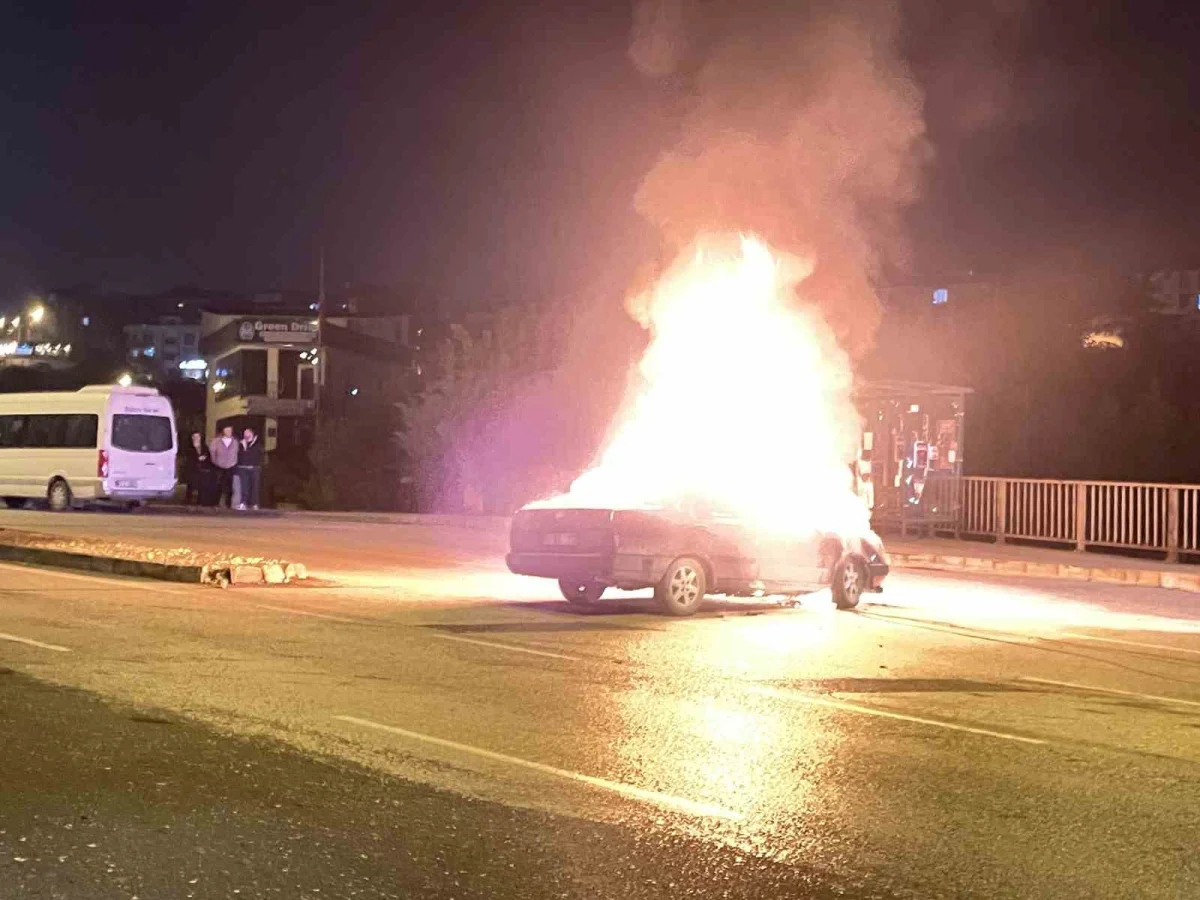 Düzce'de stop eden otomobil alev topuna döndü 1