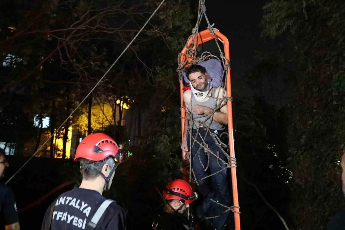 Antalya'da tahta köprüden kayalıklara düşen kişi 2 saatlik çalışmayla kurtarıldı 2