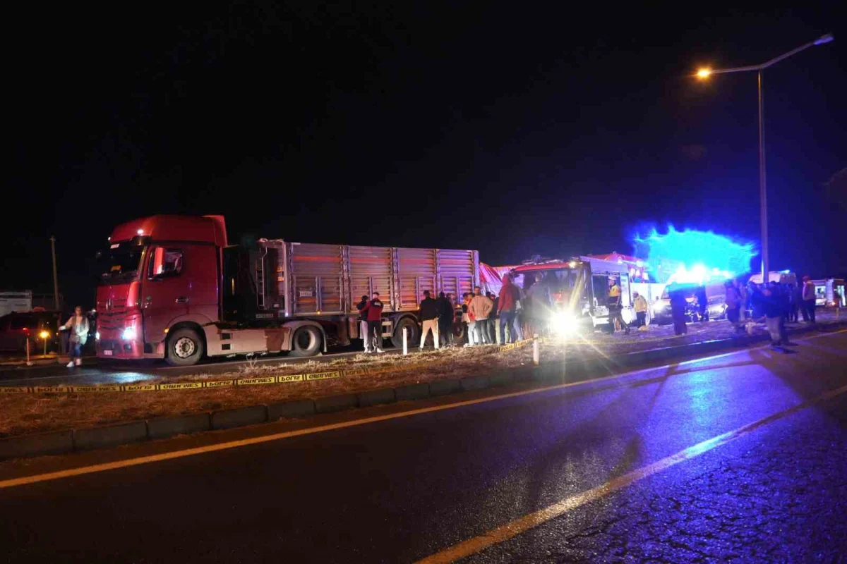 Niğde'de kamyonet tıra çarptı: 1 ağır yaralı 5