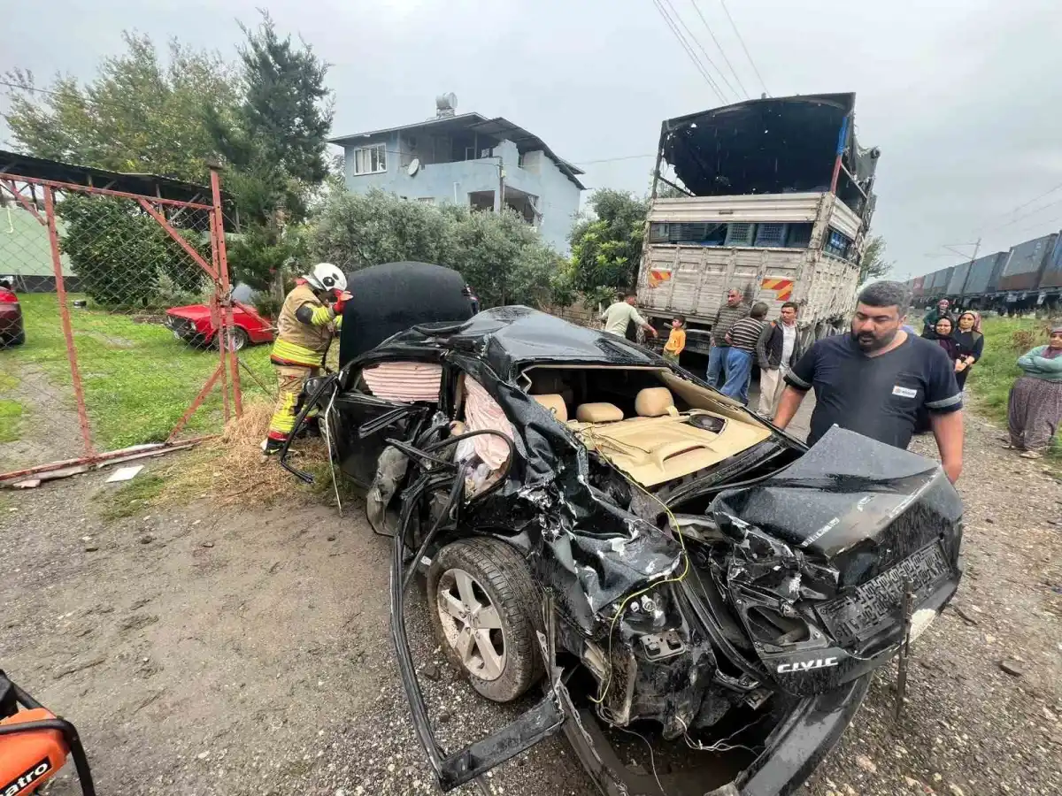 Hatay'da tren otomobile çarptı: 2 yaralı 1