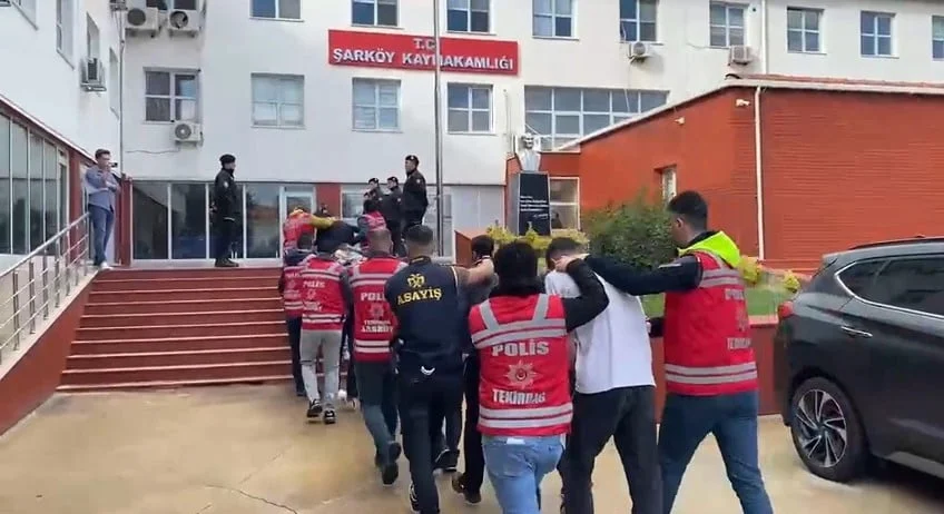TEKİRDAĞ’IN ŞARKÖY İLÇESİNDE KENDİLERİNİ POLİS, ASKER VE CUMHURİYET SAVCISI OLARAK TANITARAK 68...